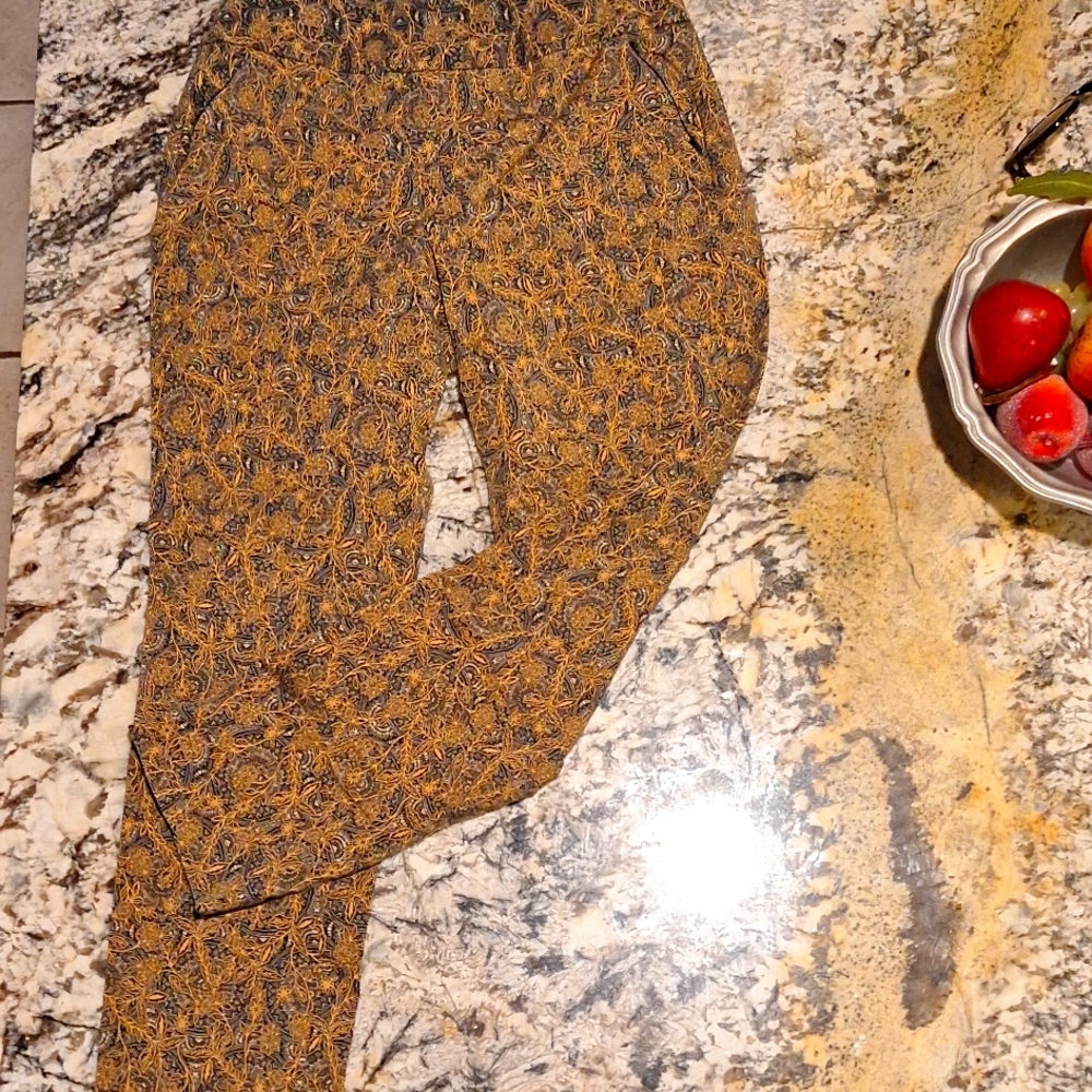 Womens pullon cropped pants size S. Zip pockets in front/slit pkts on back